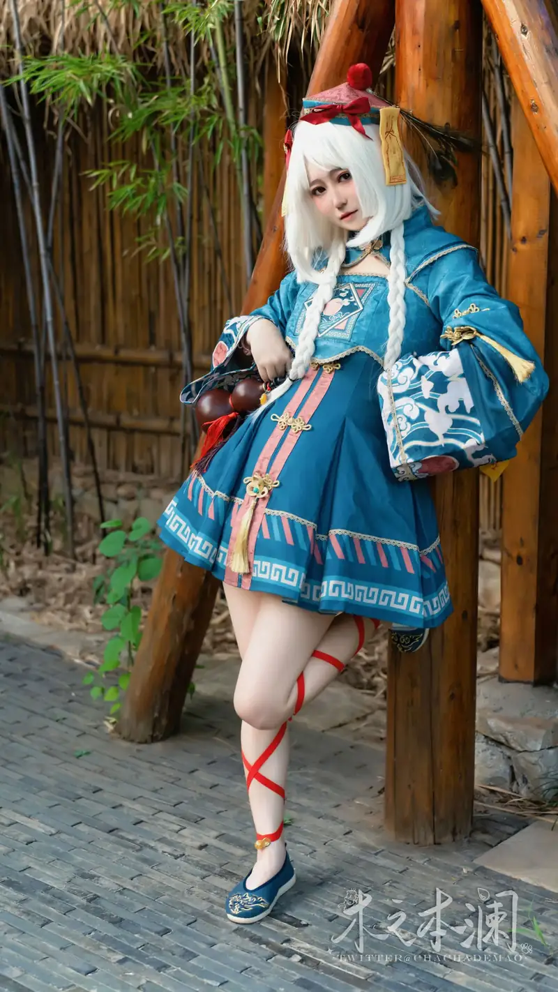 木之本澜身着蓝色中式僵尸风格服装站在竹林背景前的全身照