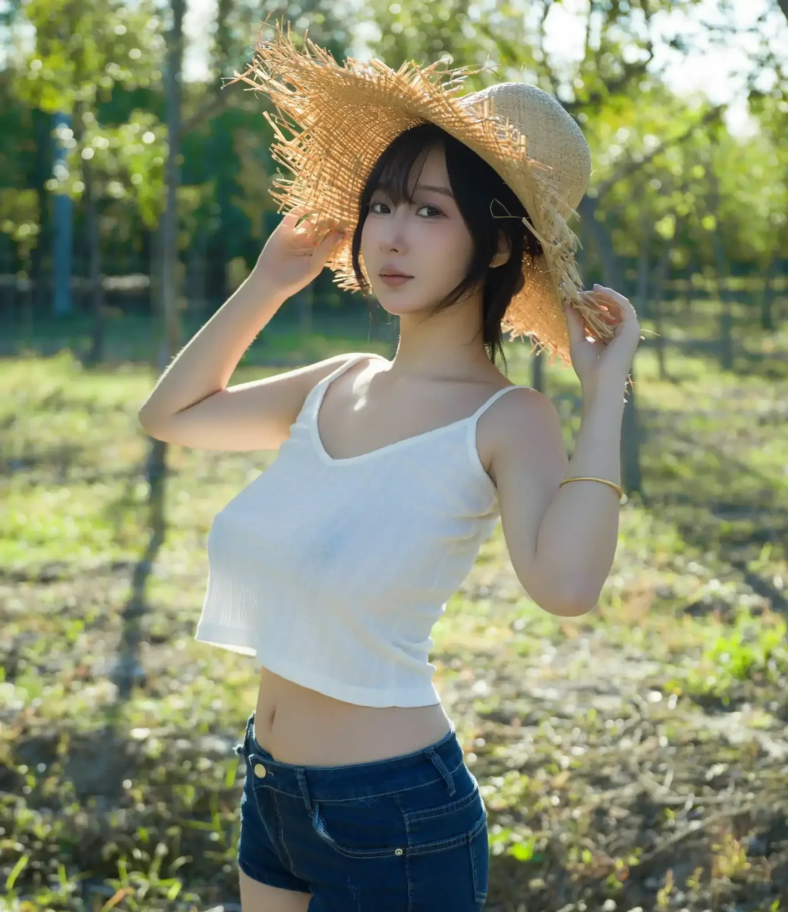 浅安安Yuki在树林中佩戴编织草帽身穿白色吊带与牛仔短裤的半身构图