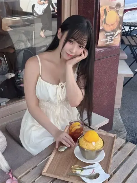 晴兒littlesshine身穿白色吊带连衣裙坐在户外木质桌前