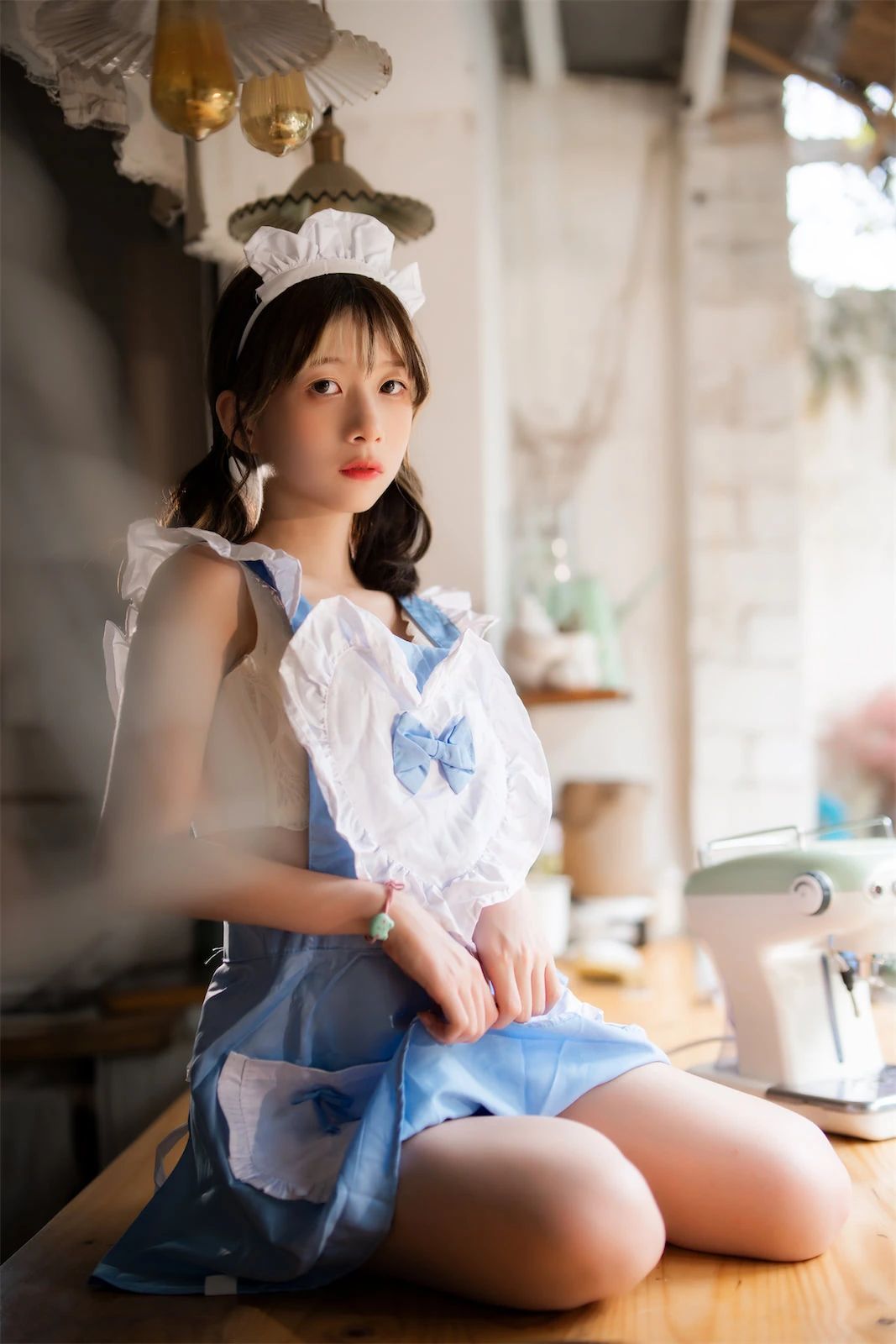 清青琴玖身着淡蓝女仆围裙坐于木质案台的室内随拍