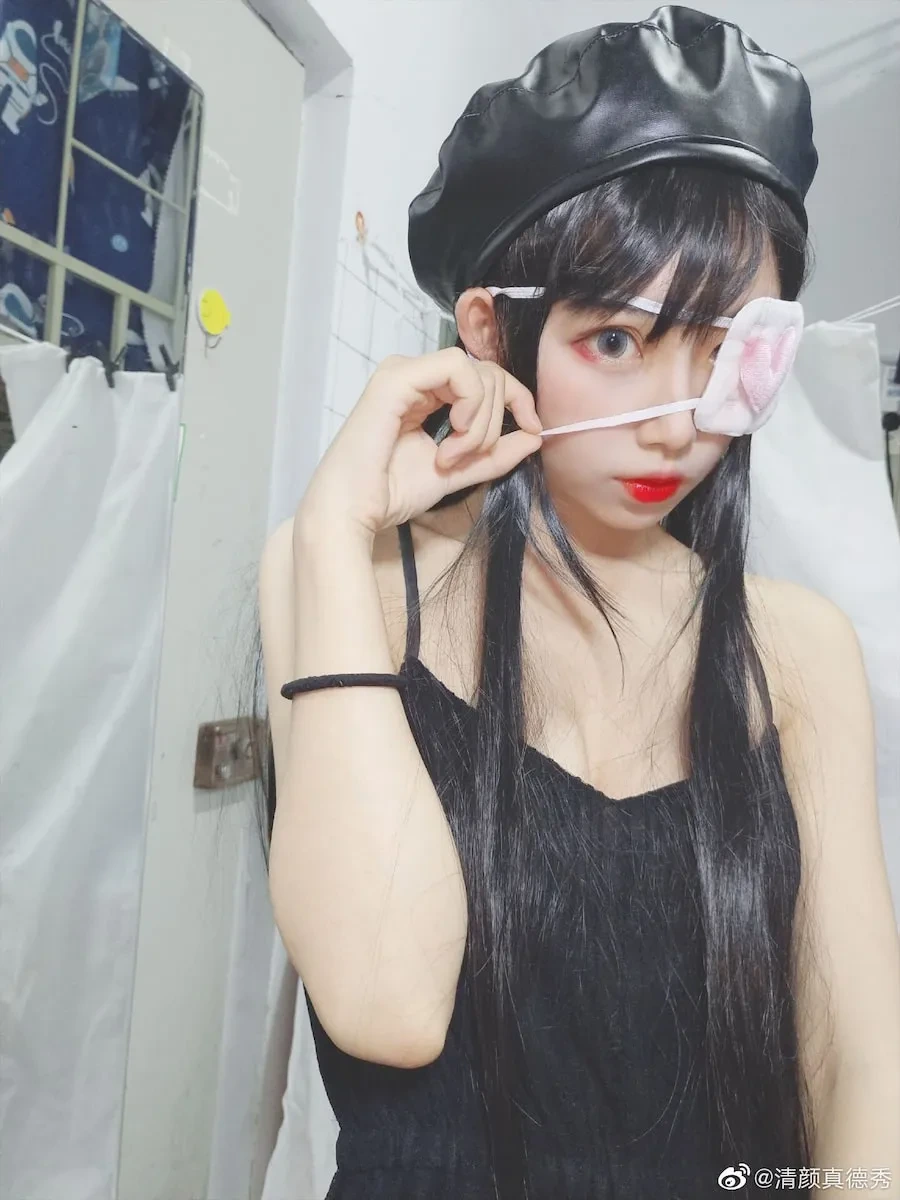 清颜真德秀室内自拍黑色吊带与兔耳眼罩特写