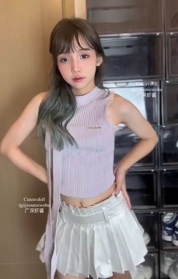 微博平台与写真风格更新线索 白色服装室内站姿照片