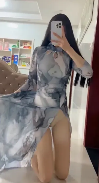 热乎乎的奶茶身着雪纺开衩裙双膝跪地自拍