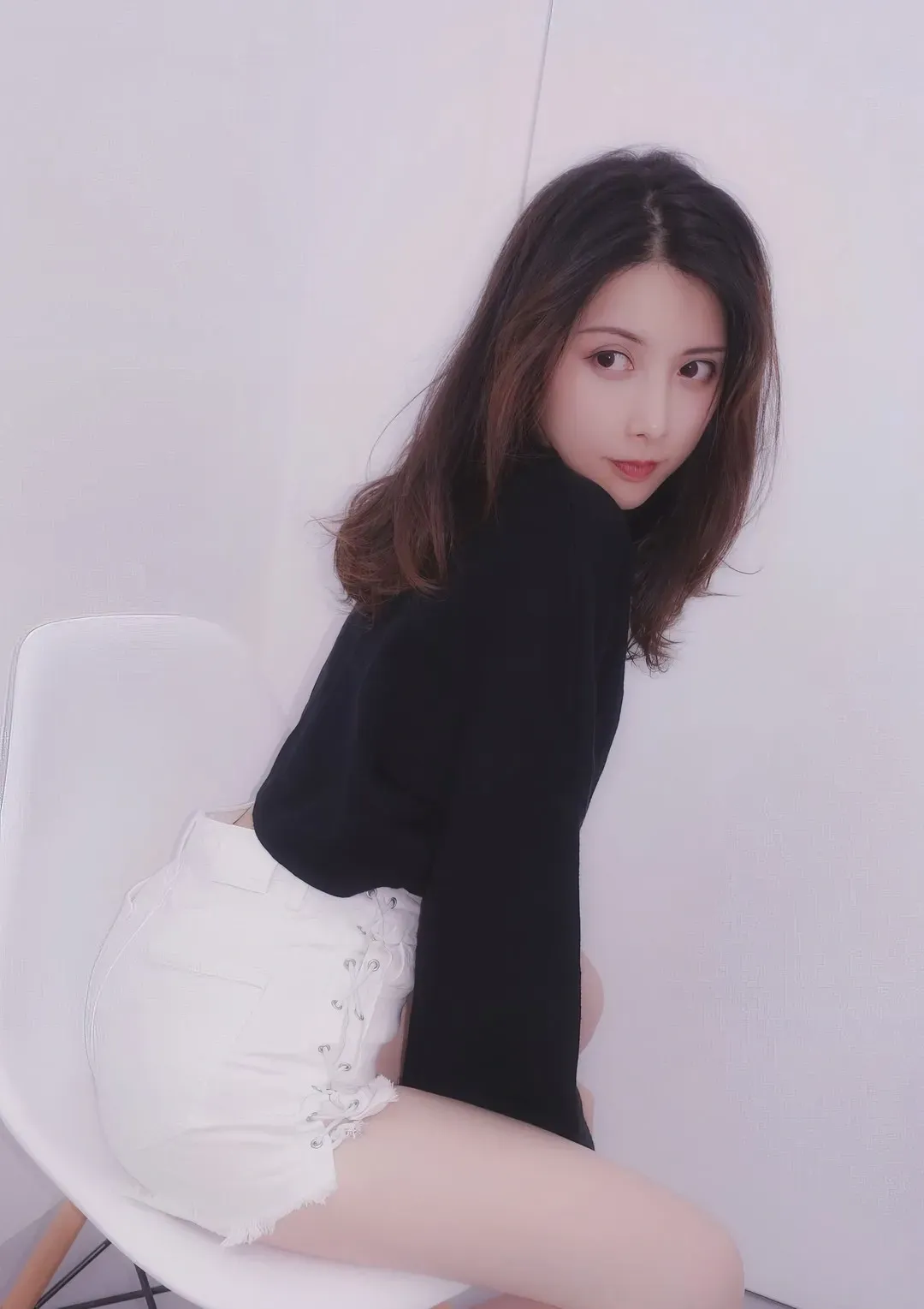 cosplay写真与图集风格线索 室内人像中的黑色上衣与白色下装造型