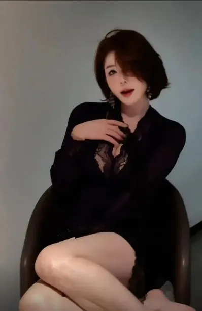 抖音写真风格与公开平台更新线索 穿黑色服装坐在椅子上的室内写真造型