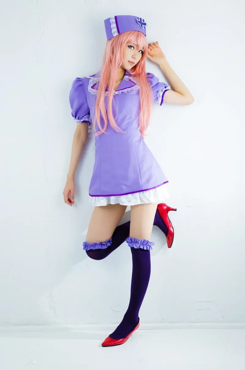 创作者粉色假发与紫色护士风连衣裙全身 Cosplay 造型