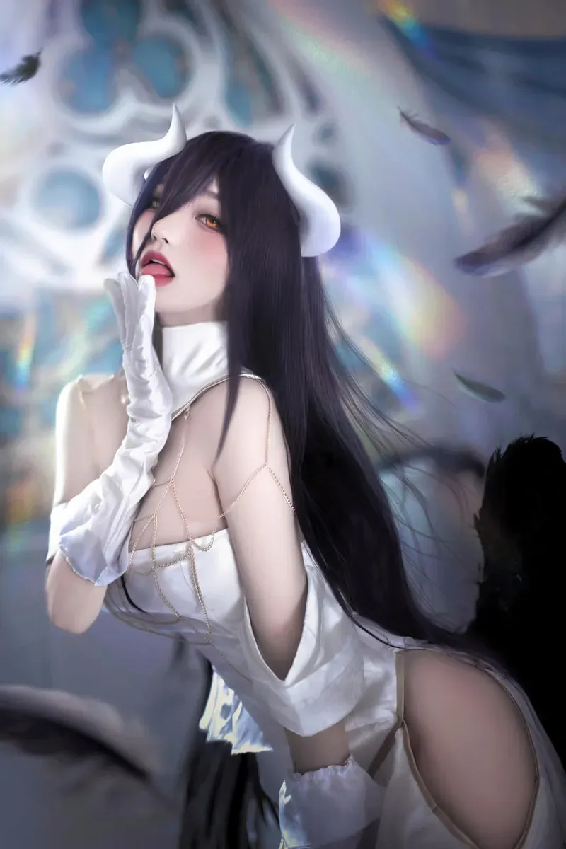 桃谷若姬子白色恶魔高领长裙与悬浮羽毛棚拍近景