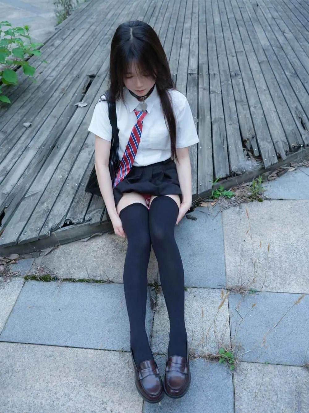微博与Instagram公开作品风格更新线索 绿色主题角色服装造型,白色假发搭配室内拍摄环境