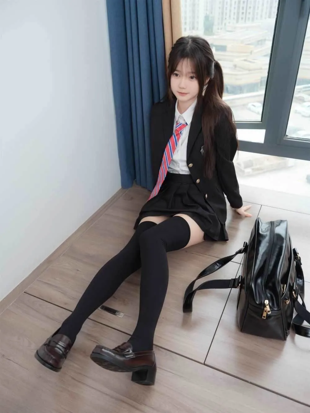 微博与Instagram公开作品风格更新线索 黑色服装人物坐在室内空间中的摄影画面