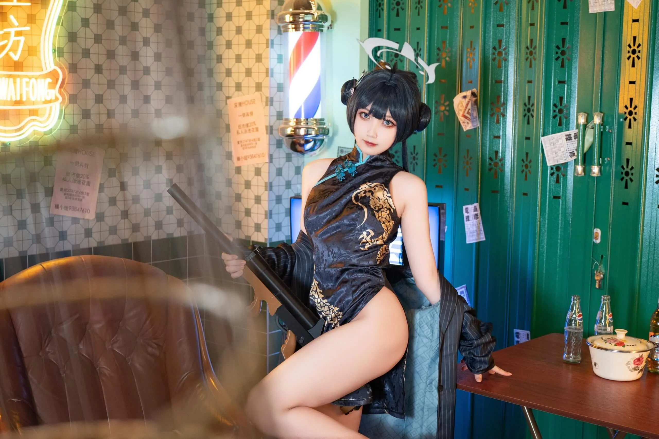 cosplay 平台线索与写真更新状态整理 黑色旗袍主题造型室内照片