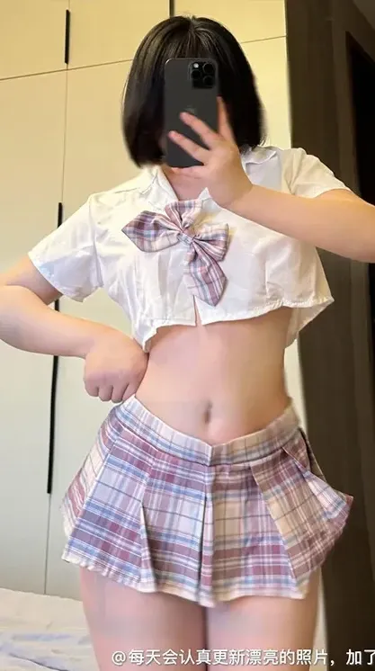 社媒平台线索与写真 室内穿搭照片，展示短发造型和格纹服装搭配