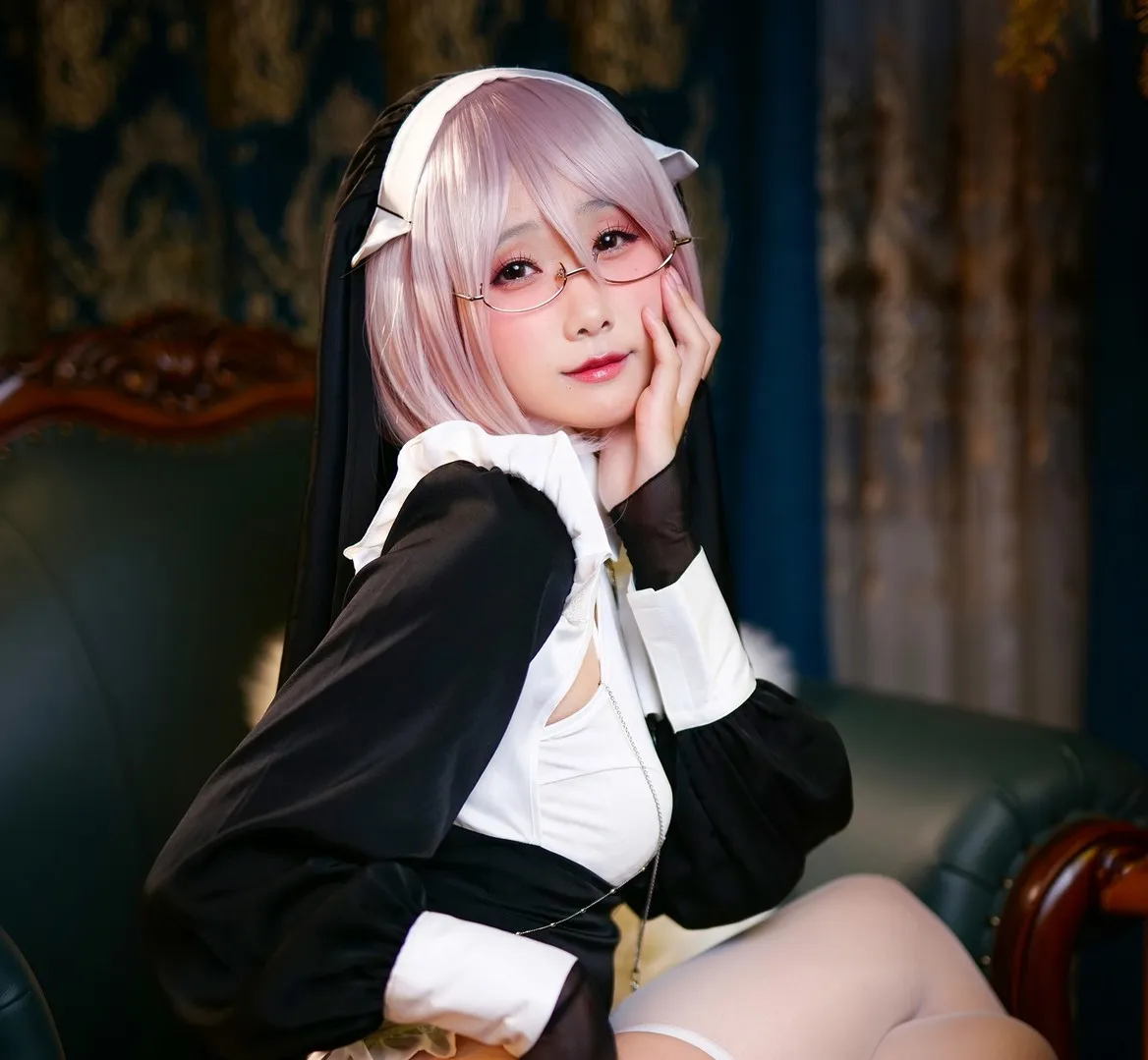 粉紫色短发黑白修女头纱服饰配细框眼镜扶腮坐姿