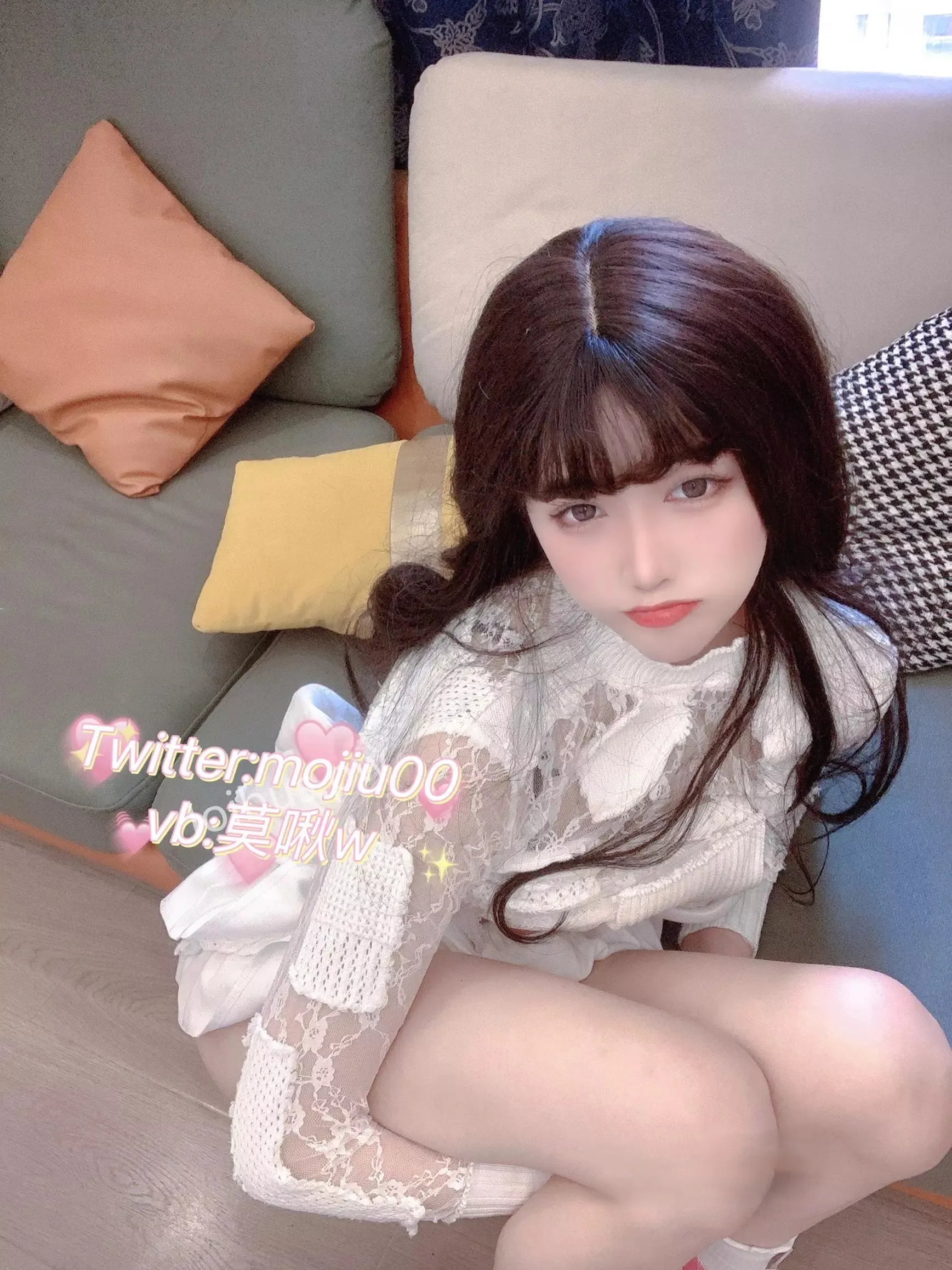 Cosplay写真与社媒风格线索整理 浅色服装自拍中的发型和镜头角度展示