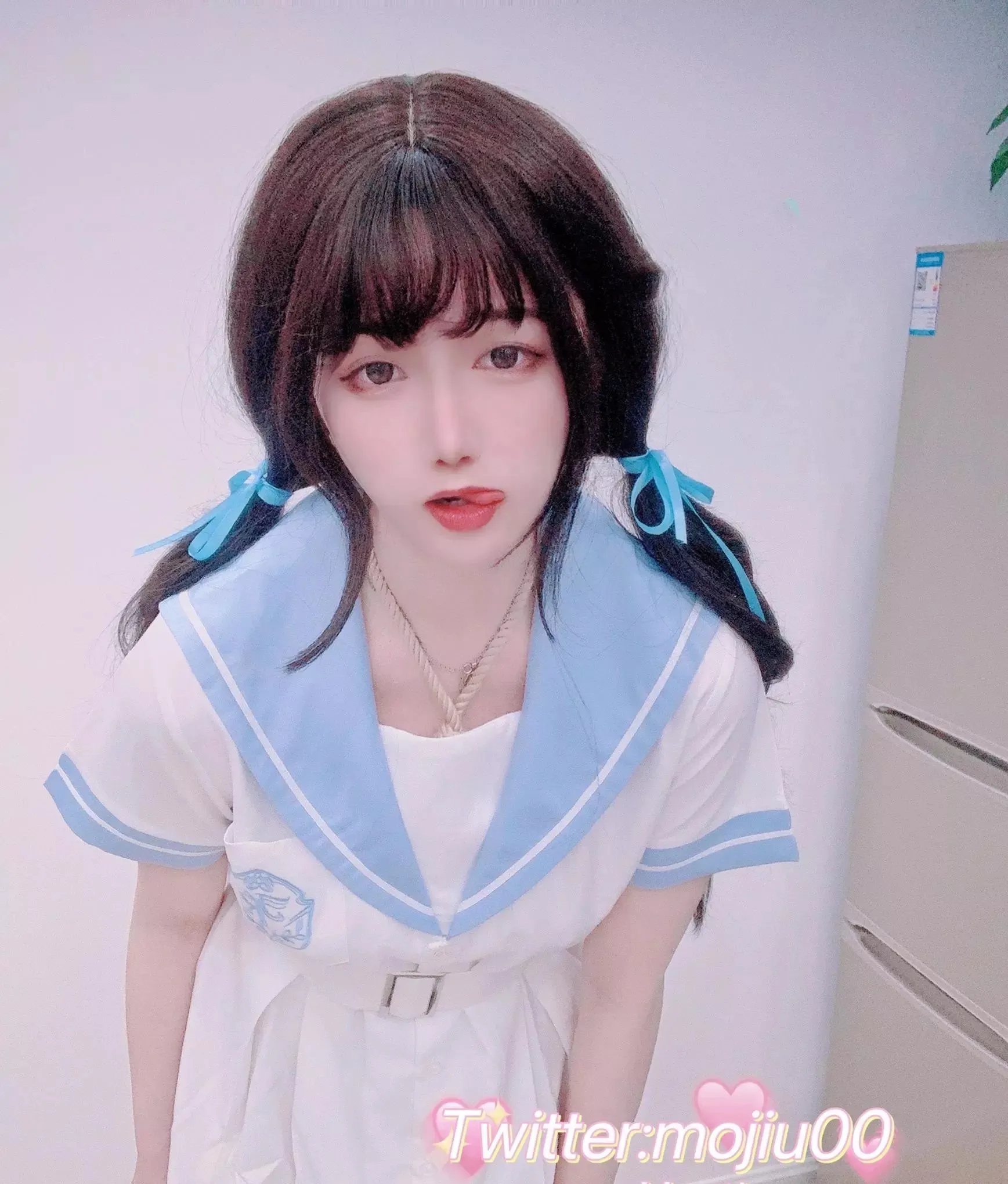 Cosplay写真与社媒风格线索整理 蓝白制服造型与室内光线照片