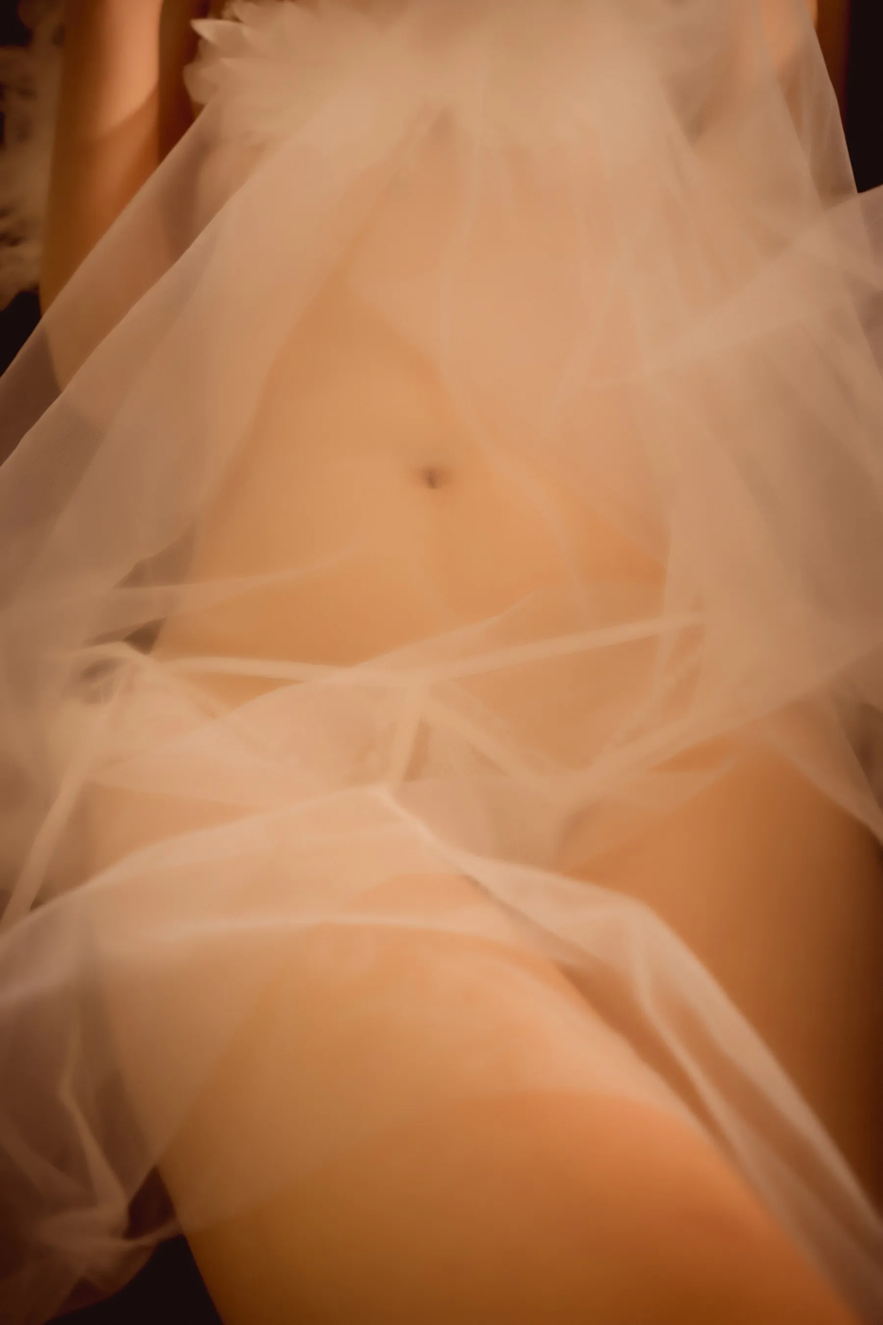 B站与Cosplay写真风格更新线索整理 白色服装室内写真造型展示