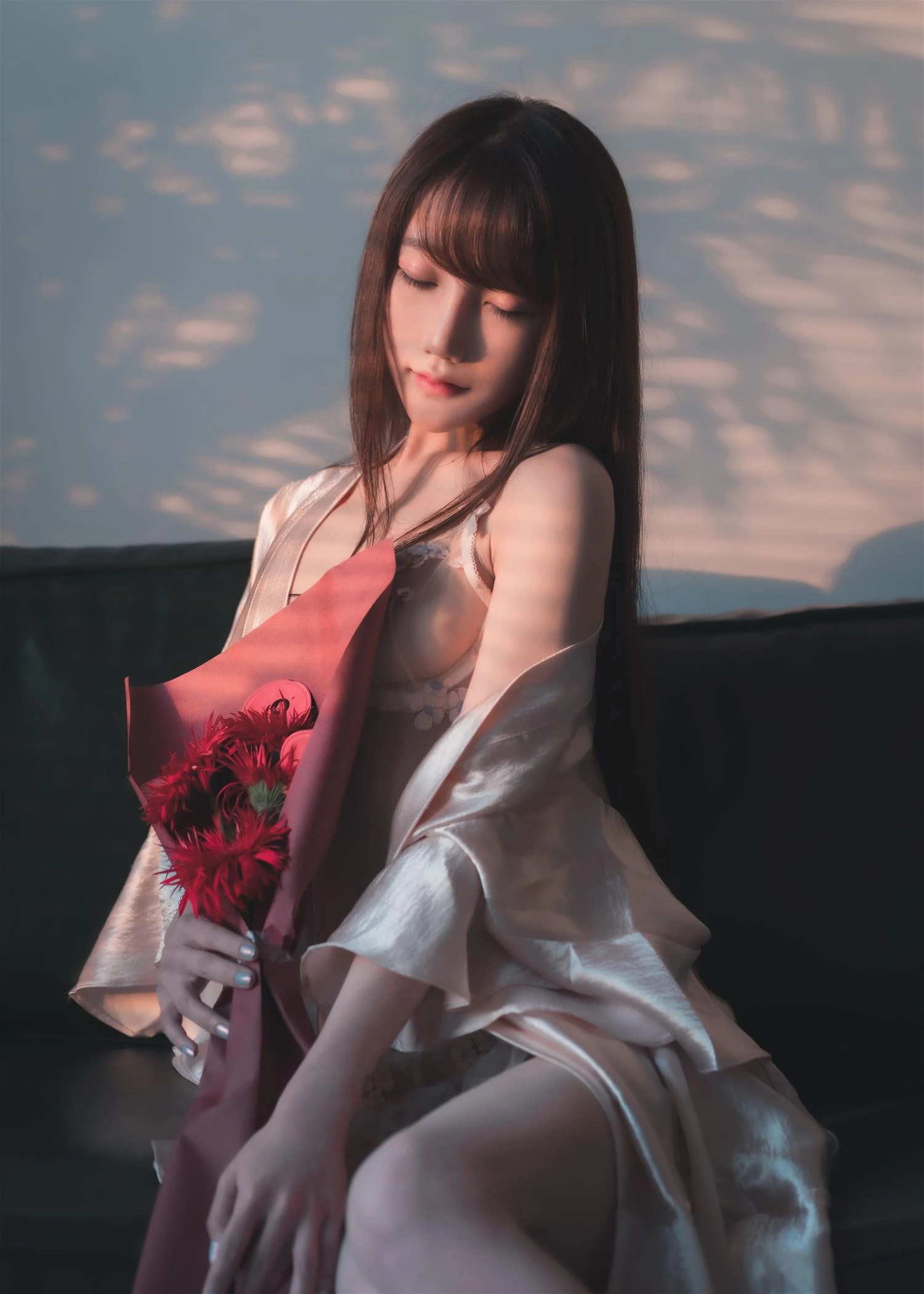 社媒平台线索与写真风格更新记录 手持花束的白色服装写真照片