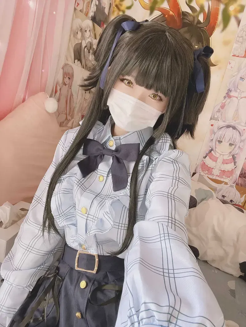 公开平台线索与Cosplay内容风格更新整理 深色双马尾制服风格照片