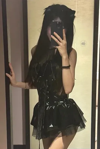 公开平台线索与写真风格更新 穿黑色服装站在室内镜前自拍