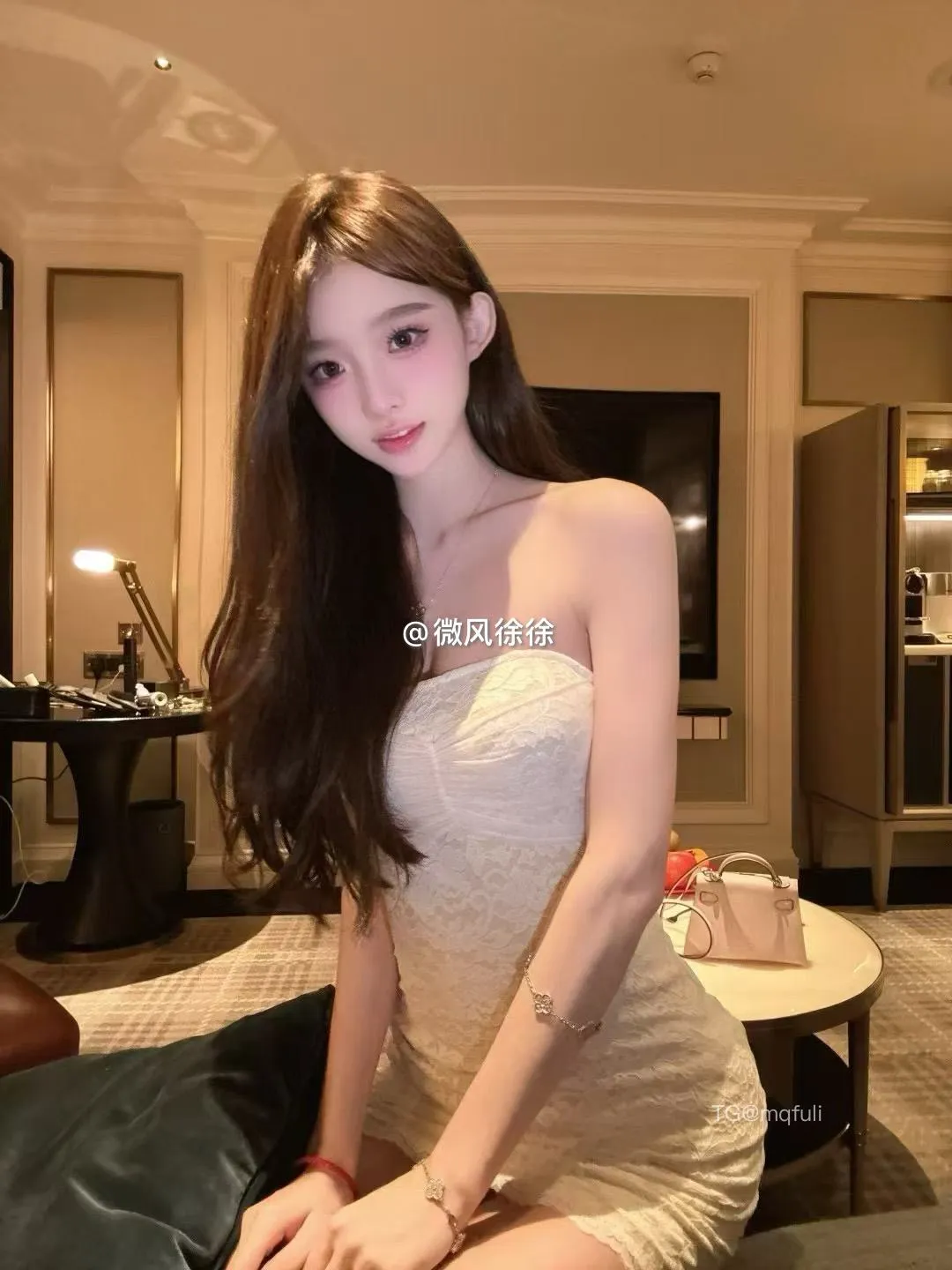 平台线索与写真视觉风格更新记录 长发白色服装室内造型照片